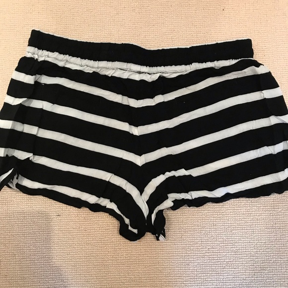 French Connection Black and white short - Picture 5 of 5